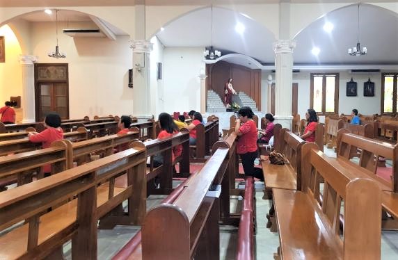 Berdoa di gereja f asisi